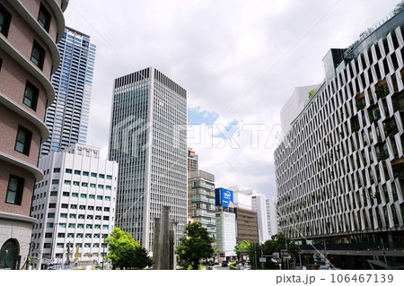 大阪　梅田　道路　御堂筋へ（大阪駅から南南東方向）（夏) 106467139