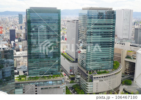 大阪　梅田　梅田スカイビルから見たグランフロント大阪（南館・北館）（東、奈良方向、夏) 106467180