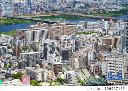 大阪　梅田　梅田スカイビルから見た「おおさか東線」の建設工事と淀川（北東方向、夏) 106467186