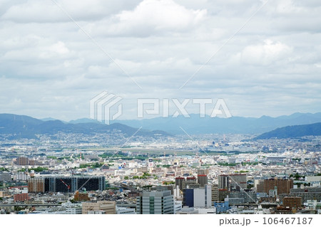 大阪　梅田　梅田スカイビルから見た大阪国際空港と園田競馬場（伊丹市）（北西方向、夏） 106467187