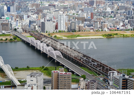 大阪 梅田 梅田スカイビルから見た十三大橋と阪急 新淀川橋(大阪市)(北東方向、夏) 大阪 梅田 梅田スカイビルから見た十三大橋と阪急 新淀川橋(大阪市)(北東方向、夏) 106467191