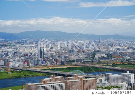 大阪　梅田　梅田スカイビルから見た新淀川大橋と上淀川橋梁、吹田・茨木市街地（北東方向、夏） 106467194