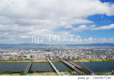 大阪　梅田　梅田スカイビルからの新十三大橋・十三大橋等（北西方向、夏） 106467196