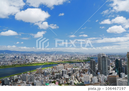 大阪 梅田 梅田スカイビルから見た大阪北部の街並みと淀川(ややアップ、北東方向、夏) 大阪 梅田 梅田スカイビルから見た大阪北部の街並みと淀川(ややアップ、北東方向、夏) 106467197