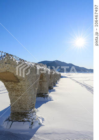 北海道_糠平湖とタウシュベツ川橋梁の雪景色絶景 106467497