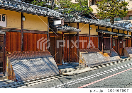 【イラスト風京都】京町屋の粋な佇まい 106467607