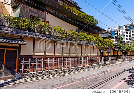 【イラスト風京都】京町屋の粋な佇まい 106467643