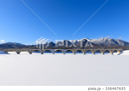 北海道_糠平湖とタウシュベツ川橋梁の雪景色絶景 106467685