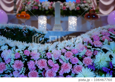 お洒落な花祭壇 106467760