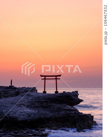 静岡伊豆白浜_白濱神社大明神岩の赤鳥居と朝日の絶景 静岡伊豆白浜_白濱神社大明神岩の赤鳥居と朝日の絶景 106467832