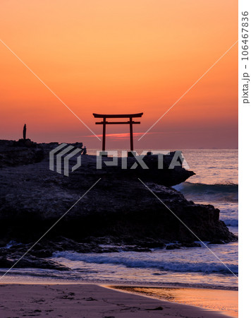 静岡伊豆白浜_白濱神社大明神岩の赤鳥居と朝日の絶景 106467836
