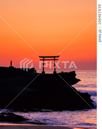 静岡伊豆白浜_白濱神社大明神岩の赤鳥居と朝日の絶景 静岡伊豆白浜_白濱神社大明神岩の赤鳥居と朝日の絶景 106467839