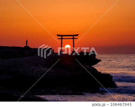 静岡伊豆白浜_白濱神社大明神岩の赤鳥居と朝日の絶景 106467843