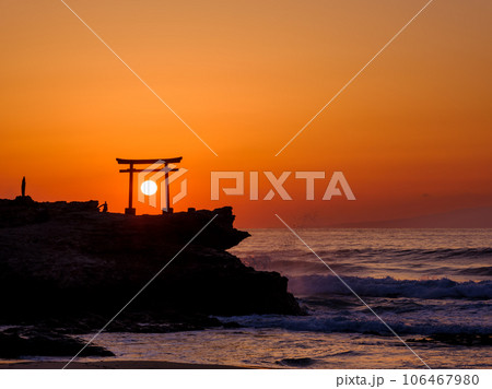 静岡伊豆白浜_大明神岩の赤鳥居と朝日の絶景 106467980
