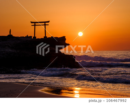 静岡伊豆白浜_大明神岩の赤鳥居と朝日の絶景 106467992