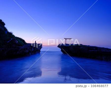 静岡伊豆白浜_大明神岩の赤鳥居と夜明けの絶景 106468077