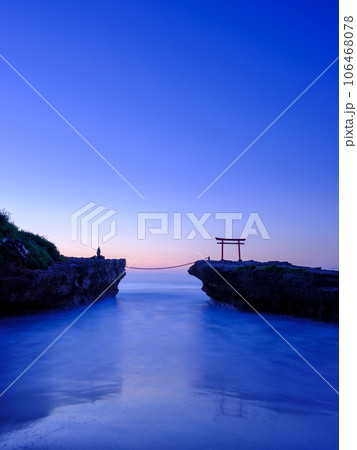 静岡伊豆白浜_大明神岩の赤鳥居と夜明けの絶景 106468078