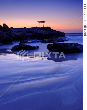 静岡伊豆白浜_大明神岩の赤鳥居と夜明けの絶景 106468111