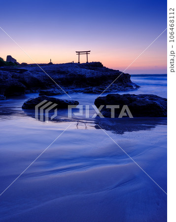 静岡伊豆白浜_大明神岩の赤鳥居と夜明けの絶景 106468112
