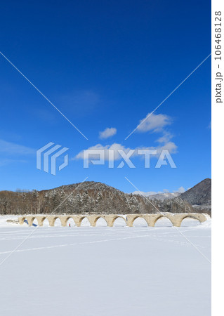 北海道_糠平湖とタウシュベツ川橋梁の雪景色絶景 106468128