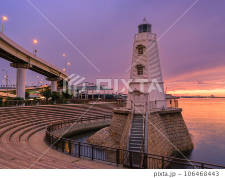 大阪_旧堺燈台と夕焼けの絶景風景 106468443