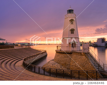 大阪_旧堺燈台と夕焼けの絶景風景 106468446
