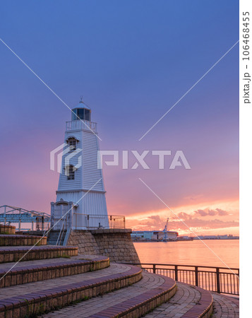 大阪_旧堺燈台と夕焼けの絶景風景 106468455
