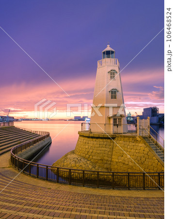大阪_旧堺燈台_夕焼けとライトアップの絶景風景 106468524