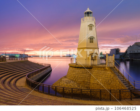 大阪_旧堺燈台_夕焼けとライトアップの絶景風景 大阪_旧堺燈台_夕焼けとライトアップの絶景風景 106468525