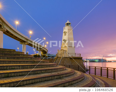 大阪_旧堺燈台_夕焼けとライトアップの絶景風景 106468526