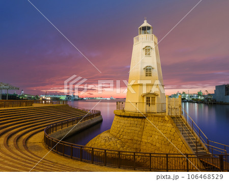 大阪_旧堺燈台_夕焼けとライトアップの絶景風景 106468529