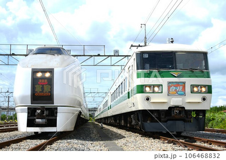 車両基地で並ぶ草津表示の651系1000番台と白根表示の185系 106468832