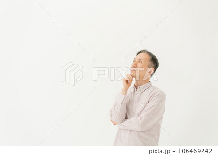 悩む男性 106469242