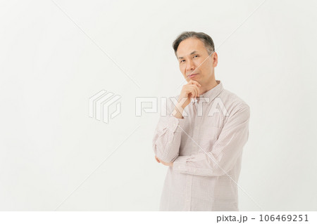悩む男性 106469251