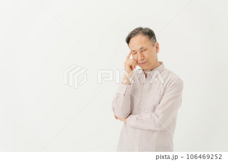 悩む男性 106469252