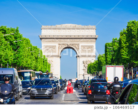 パリ　シャンゼリゼ通りと凱旋門　※一部ソフトフォーカス 106469517