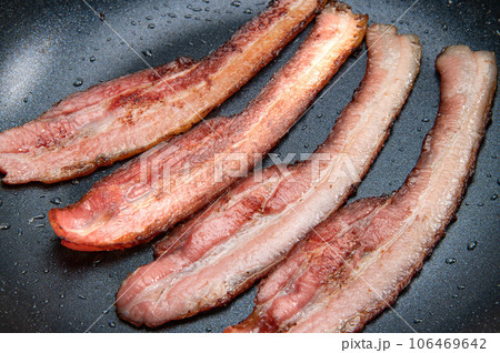 フライパンで焼いた薄切りベーコン 106469642