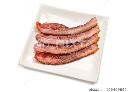 フライパンで焼いた薄切りベーコン 106469643