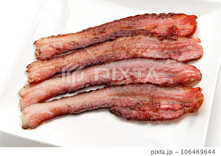 フライパンで焼いた薄切りベーコン 106469644