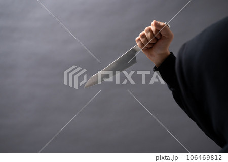 刃物を持つ男性 刃物を持つ男性 106469812