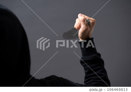 刃物を持つ男性 刃物を持つ男性 106469813