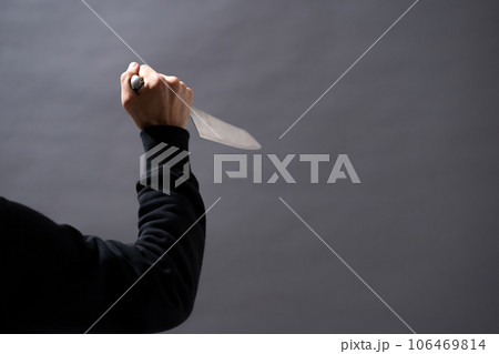 刃物を持つ男性　 106469814