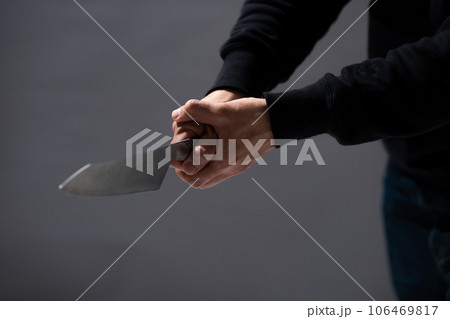 刃物を持つ男性 刃物を持つ男性 106469817