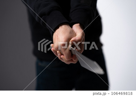 刃物を持つ男性 刃物を持つ男性 106469818