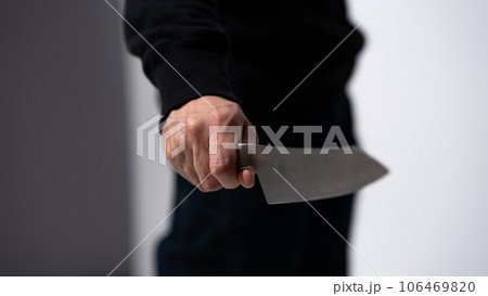 刃物を持つ男性 刃物を持つ男性 106469820
