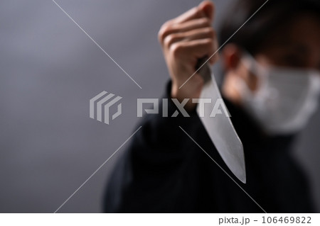 刃物を持つ男性　 106469822