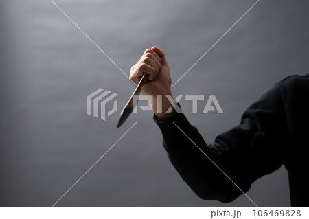 刃物を持つ男性　 106469828