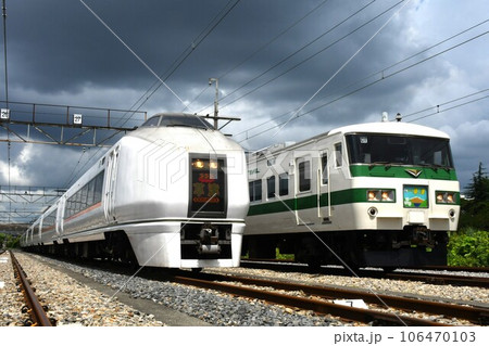 車両基地で並ぶ草津表示の651系1000番台と新特急草津表示の185系 車両基地で並ぶ草津表示の651系1000番台と新特急草津表示の185系 106470103