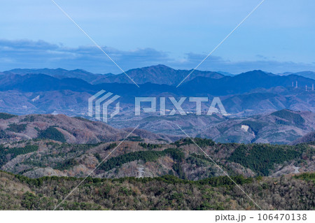 初冬の八塔寺ふるさと村　八塔寺山山頂から見た中国山地の山並み2　岡山県備前市吉永町 106470138