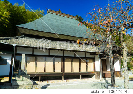 初冬の八塔寺ふるさと村　高顕寺と青空　岡山県備前市吉永町 106470149